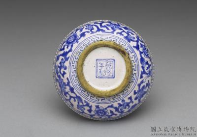 图片[3]-Copper box with painted enamel decor of blue flowers on a white ground, Qing dynasty, Qianlong reign (1736-1795)-China Archive